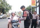 Polresta Malang Kota Berbagi 81 Bendera Merah Putih ke Pengendara, Pupuk Nasionalisme Jelang HUT RI ke-81