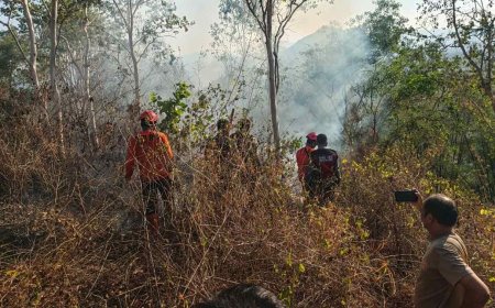 Tim Gabungan Polres Trenggalek Evakuasi 4 Pendaki yang Terjebak Kebakaran di Gunung Orak Arik