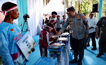 Polda Jatim Beri Bantuan Alat Pertanian Kepada Kelompok Tani  dan Baksos Pemeriksaan Kesehatan Gratis