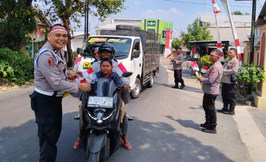 Polres Lamongan Berbagi 2.000 Bendera Merah Putih, Semarakkan HUT Ke-81 Kemerdekaan RI