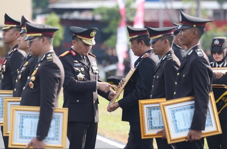 Semarak HUT ke-81 RI, Polda Jatim Gelar Upacara dan Beri Penghargaan Kepada Personel dan Masyarakat Berprestasi
