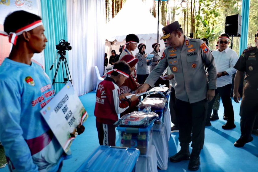 Polda Jatim Beri Bantuan Alat Pertanian Kepada Kelompok Tani  dan Baksos Pemeriksaan Kesehatan Gratis