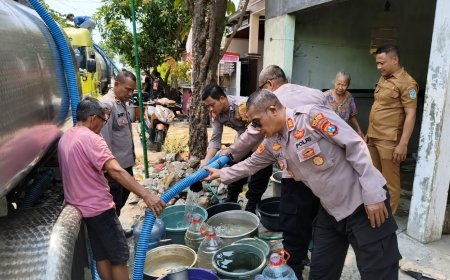 Polres Nganjuk Kerahkan Water Cannon dan Truk Tangki Pasok Puluhan Ribu Liter Air Bersih di Ngetos