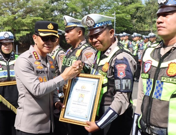 Hari Lalu Lintas Bhayangkara ke-71, Kapolresta Banyuwangi Beri Penghargaan Kepada Personel Berprestasi