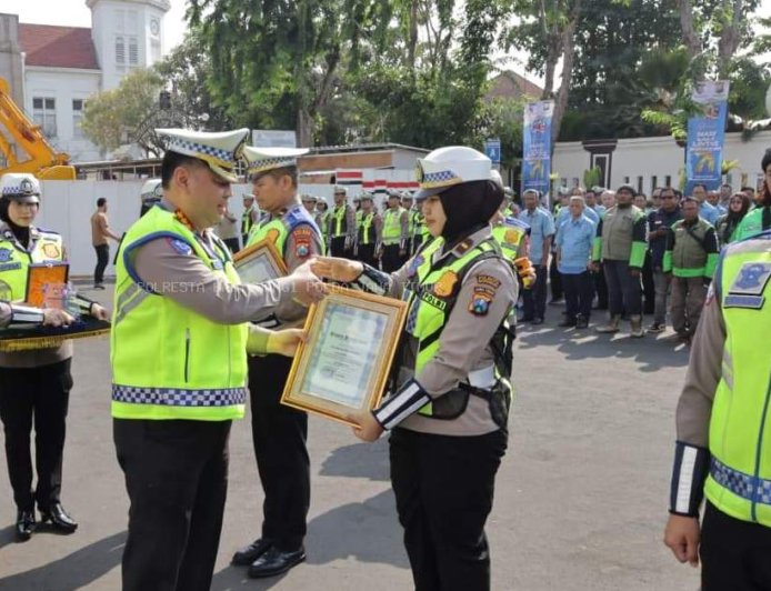 Dirlantas Polda Jatim Serahkan Penghargaan Kepada Personel Satlantas Polresta Banyuwangi di Hari Lalu Lintas Bhayangkara ke 71 Tahun 2026