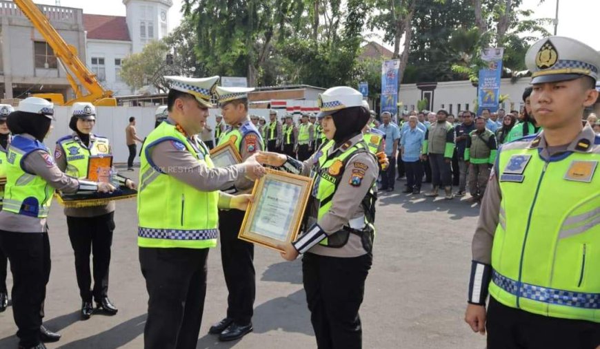 Dirlantas Polda Jatim Serahkan Penghargaan Kepada Personel Satlantas Polresta Banyuwangi di Hari Lalu Lintas Bhayangkara ke 71 Tahun 2026